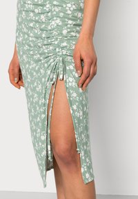 Hollister Co. BEST IS BACK - Vestido de dia - green floral