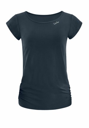 Donker marineblauw T-shirt met korte mouwen en een ronde halslijn, met geplooide zijdetails en een klein logo op de bovenste linkerkant van de borst.