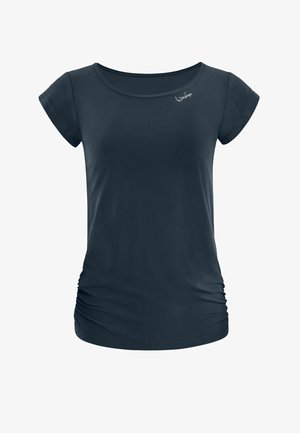 Donker marineblauw T-shirt met korte mouwen en een ronde halslijn, met geplooide zijdetails en een klein logo op de bovenste linkerkant van de borst.