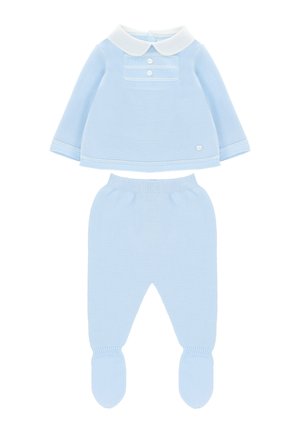 Conjunto de bebé de punto azul claro con camiseta de manga larga con cuello blanco y botones, combinado con pantalones con pies a juego.