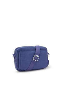 Borsa a tracolla viola realizzata in tessuto texturizzato, dotata di chiusura con zip, tracolla regolabile e tasca frontale dal design lineare.