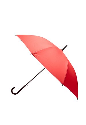 Czerwony otwarty parasol z zakrzywioną czarną rączką i prostym czarnym trzonkiem na białym tle.