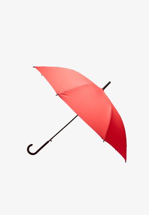 Czerwony otwarty parasol z zakrzywioną czarną rączką i prostym czarnym trzonkiem na białym tle.