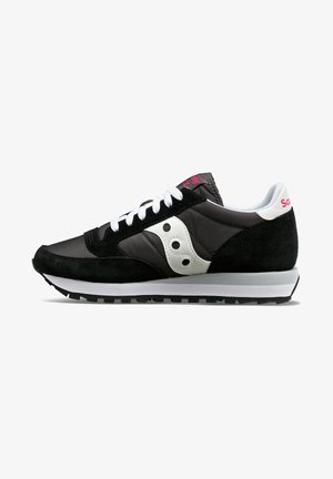 Scarpa sportiva nera e grigia con tomaia in camoscio e nylon, accenti del logo bianchi, lacci tondi e suola in gomma testurizzata.