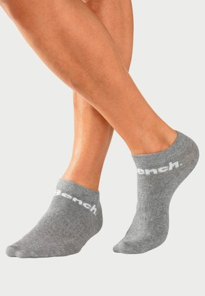 Graue Knöchelsocken aus weichem Material mit einem kontrastierenden weißen Logo. Das Design verfügt über einen gerippten Bund und eine glatte Textur.
