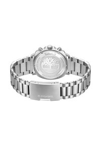 Reloj de acero inoxidable con correa plateada, cara redonda y un logo. Presenta un fondo texturizado con un emblema de árbol y una indicación de resistencia al agua.