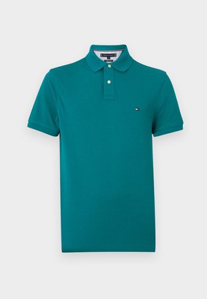 Petrolgroen poloshirt van katoen, met een klassieke kraag, twee knopen en een klein, geborduurd logo op de linkerborst. Korte mouwen.