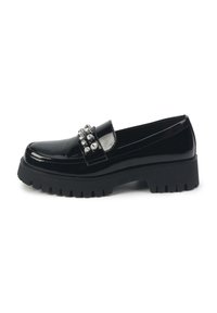 Čierne lakované kožené loafers s masívnou čiernou gumovou podrážkou, s dekoračným pásikom ozdobeným okrúhlymi kovovými cvočkami.