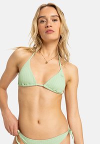 Mintgrön ribbad bikiniuppsättning med triangulära kupor, tunna band och justerbara knytband vid sidorna av botten. Slen textur.