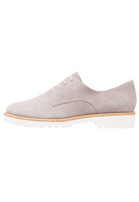 Scarpa in suede grigio chiaro con lacci, punta arrotondata e suola in gomma bianca, caratterizzata da un design semplice e minimi dettagli di cucitura.