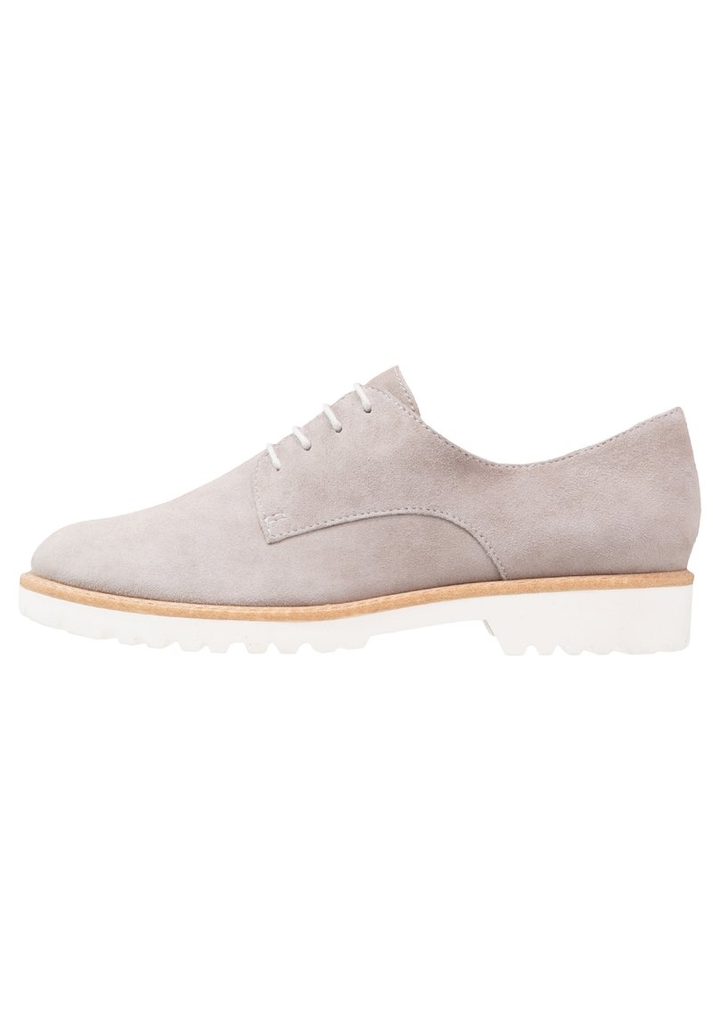 Scarpa in suede grigio chiaro con lacci, punta arrotondata e suola in gomma bianca, caratterizzata da un design semplice e minimi dettagli di cucitura.