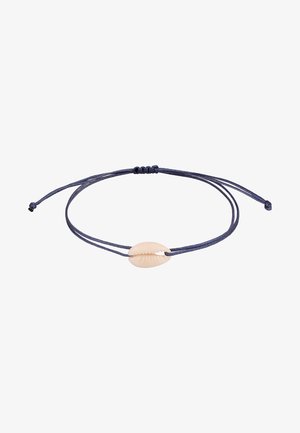 Marineblaues Kordelarmband mit verstellbarem Knoten, verziert mit einem beigen Kaurimuschel-Mittelstück. Glatte Textur und schlichtes Design.