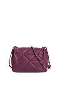Borsa a tracolla in pelle viola trapuntata con forma rettangolare, tracolla in catena argentata e hardware decorativo ai lati. La superficie presenta motivi a diamante.