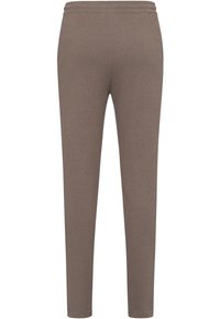 Bruine taps toelopende broek van zachte stof, met een scalloped elastische tailleband en zonder zichtbare zakken of decoratieve details.