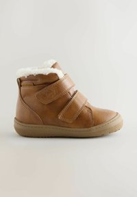 Braune Lederstiefelette mit weißem Fleecefutter, zwei Klettverschlüssen und einer Gummisohle. Am Rand steht der Hinweis "wasserdicht".