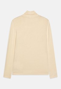 Beige langermet topp med krage. Jevn tekstur og rett søm. Har lange ermer med lett rynk ved skuldrene.