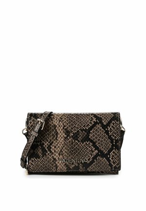 Borsa rettangolare Valentino con fantasia in pelle di serpente marrone e nera, chiusura a pattina e tracolla regolabile.