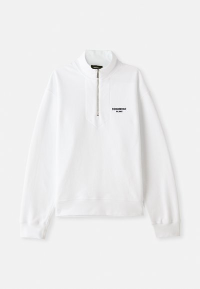 Witte zip-up sweatshirt met hoge kraag, featuring een voorlogo in het zwart. Zacht materiaal, ontspannen pasvorm, geribbelde boorden en onderrand.