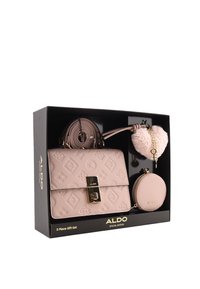 Lichtroze geschenkset van drie stuks met een gestructureerde handtas, een pluizige hartvormige sleutelhanger en een ronde muntenportemonnee, allemaal in een zwarte doos.