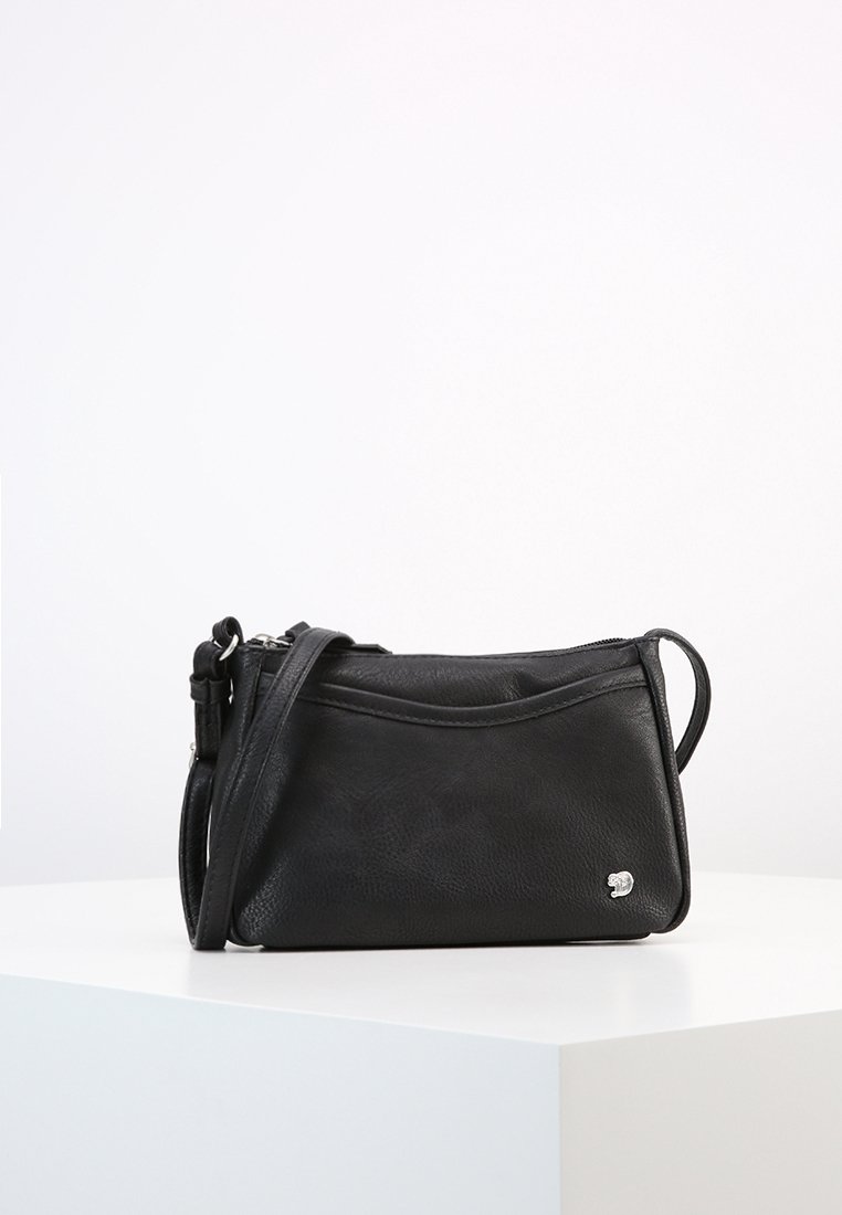 Černá kožená crossbody taška se štíhlým nastavitelním popruhem a malým stříbrným logem vpředu, umístěná na bílé podstavě proti jednoduchému pozadí.