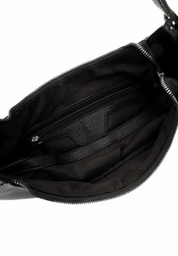 Borsa a mano in pelle nera con finitura testurizzata, dotata di una tasca interna con zip e vari scomparti. Chiusura a zip nella parte superiore.