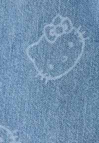 Svetlo modro denim blago z nežnim vzorcem belih oblačkastih oblik. V materialu je vidna značilna tekstura tkanja twill.