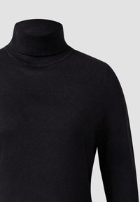 Schwarzer Rollkragenpullover aus glattem Strickstoff. Mit hohem Kragen und langen Ärmeln, der eine figurbetonte Passform zeigt.