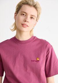 Carhartt WIP AMERICAN SCRIPT - Camiseta básica - dusty fuchsia