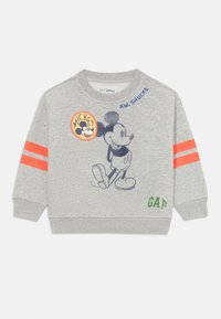 Grå långärmad tröja för småbarn med oranga ränder på ärmarna, grön text från GAP och grafik och märke med vintage-stil av Mickey Mouse.