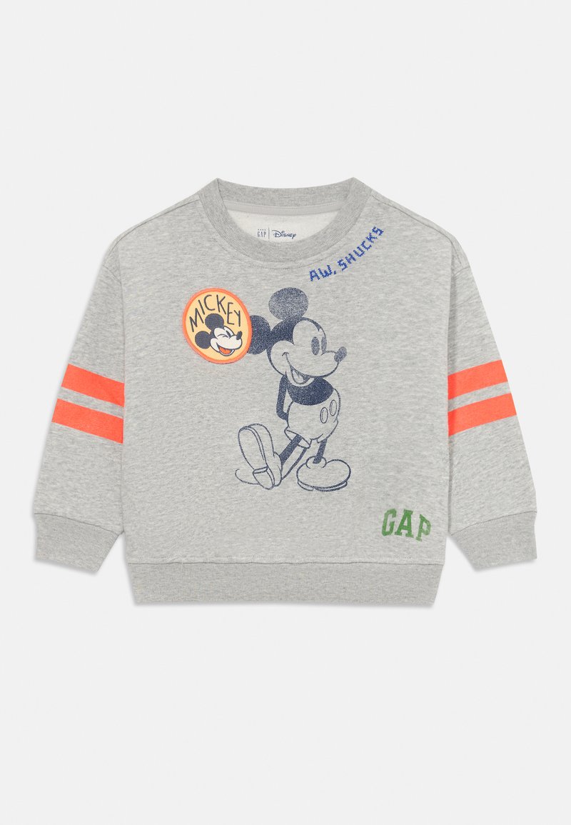 Felpa grigia a maniche lunghe per bambino con strisce arancioni sulle maniche, testo GAP verde e una grafica e un patch di Topolino vintage.