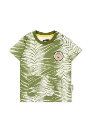 Maglietta a maniche corte per bambino con strisce verde e bianche come una tigre, con tasca frontale e toppa a forma di faccia di tigre sul petto sinistro.