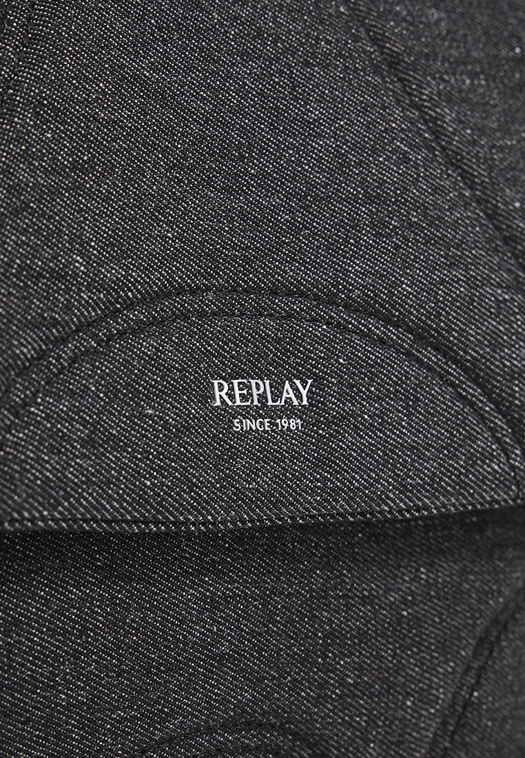Cappello in denim nero con una finitura testurizzata. Presenta un design cucito e un logo bianco con la scritta "REPLAY SINCE 1981" ben in evidenza.