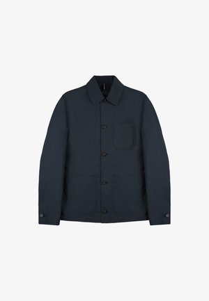 Giacca blu navy realizzata in tessuto leggero, con colletto, chiusura a bottoni, una tasca sul petto e due ampie tasche frontali.