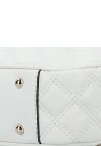 Borsa a tracolla bianca trapuntata realizzata in pelle testurizzata, con hardware dorato, una cucitura nera a contrasto e un motivo di cucitura decorativa.