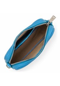 Clutch in pelle blu brillante con una superficie liscia, chiusura con zip e interno marrone chiaro. Presenta una zip metallica e un design arrotondato.
