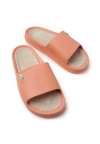 Chanclas naranjas con exterior liso, suave forro interior beige y un pequeño acento decorativo azul. Diseño de punta abierta.