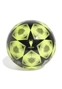 Pallone da calcio nero e giallo neon con pannelli esagonali e texture, logo e testo "MUNICH 23 FINAL". Superficie liscia.