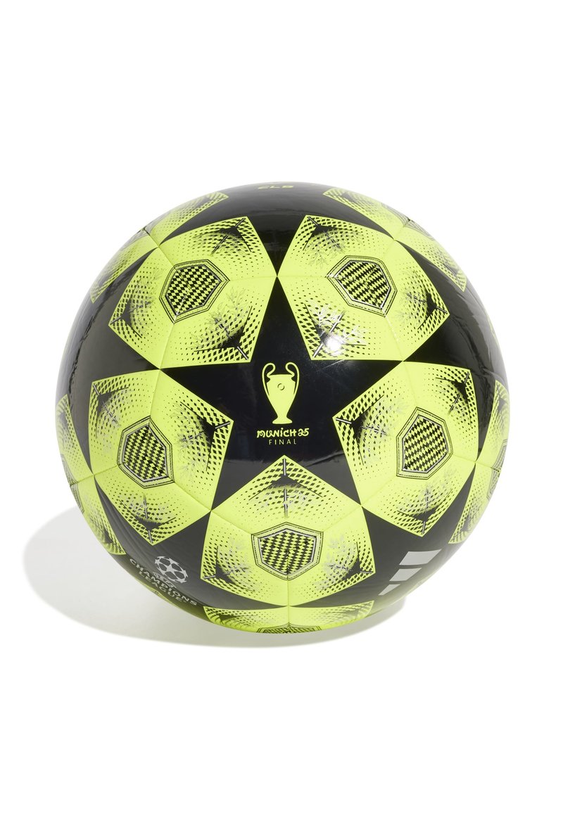 Pallone da calcio nero e giallo neon con pannelli esagonali e texture, logo e testo "MUNICH 23 FINAL". Superficie liscia.