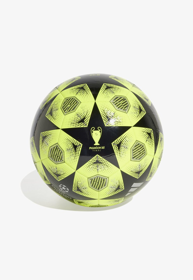 Pallone da calcio nero e giallo neon con pannelli esagonali e texture, logo e testo "MUNICH 23 FINAL". Superficie liscia.