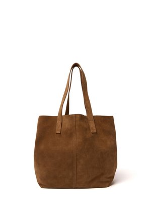 Braune Wildleder-Shopper-Tasche mit zwei langen Griffen, weicher Textur und schlichtem Design, aufrecht stehend vor weißem Hintergrund.