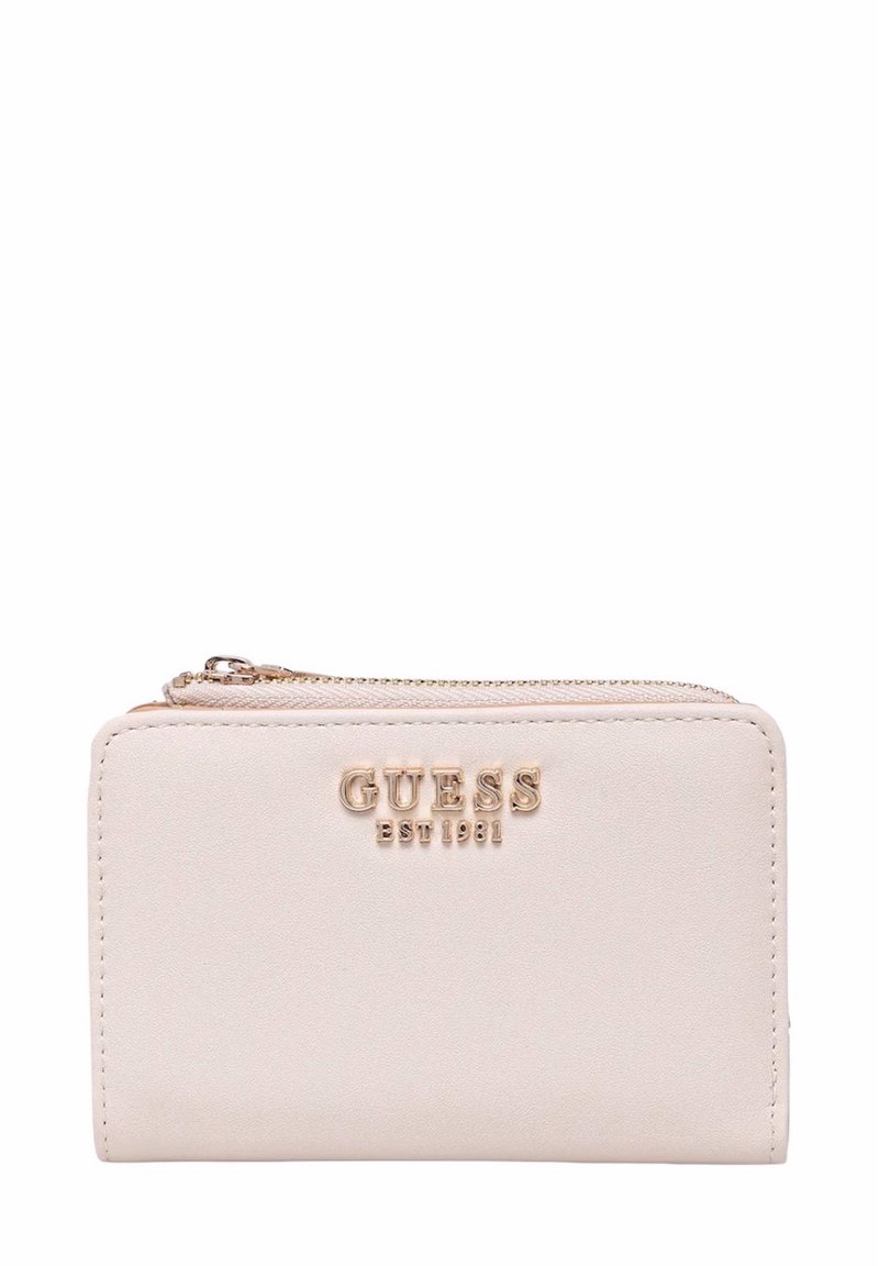 Portafoglio beige pallido realizzato in morbida pelle sintetica, con logo dorato e chiusura a zip. Forma rettangolare compatta con bordi arrotondati.