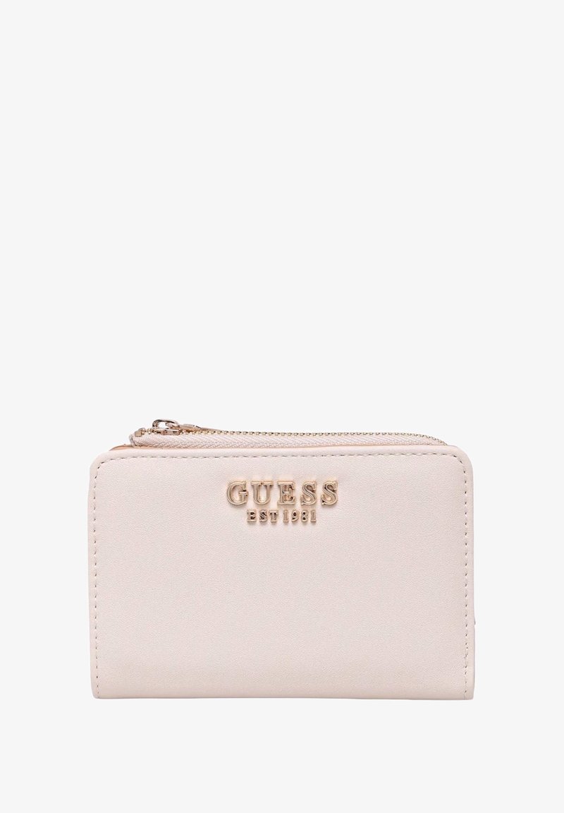 Portafoglio beige pallido realizzato in morbida pelle sintetica, con logo dorato e chiusura a zip. Forma rettangolare compatta con bordi arrotondati.