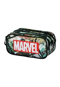Estuche de lápices con temática de Marvel en tela. Diseño gráfico en verde y multicolor, con el logo rojo "MARVEL" y tres compartimentos con cremallera.