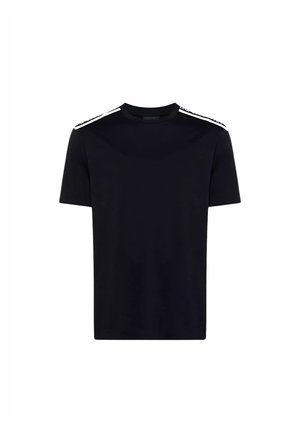 T-shirt noir en coton, avec des manches courtes, un col rond et des rayures blanches sur les épaules pour le contraste.