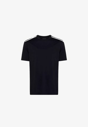 Camiseta negra de algodón, con mangas cortas, cuello redondo y rayas blancas en los hombros para contraste.