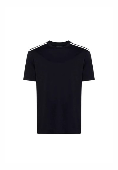 T-shirt noir en coton, avec des manches courtes, un col rond et des rayures blanches sur les épaules pour le contraste.