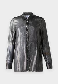 Camicia nera lucida con una texture brillante, maniche lunghe e colletto classico. Presenta bottoni bianchi lungo la parte anteriore.