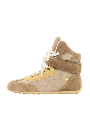 Høje ruskindssneakers i beige og tan med hvide snørebånd og en velkrolukning, vist fra siden på en hvid baggrund.