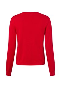 Czerwona, długorękawowa sweter z okrągłym dekoltem, gładką fakturą, dopasowanym krojem oraz prążkowanymi mankietami i dołem. Widok z tyłu ukazuje prosty design.