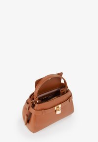 Borsa a tracolla in pelle color terra con un design strutturato, manico superiore, minuteria dorata e una tasca interna con zip. L'apertura a linguetta rivela uno spazio di archiviazione compartimentato.
